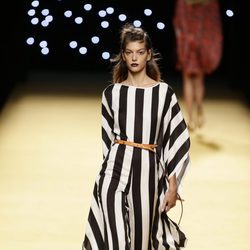 Vestido de rayas de Juanjo Oliva primavera/verano 2017 en la Madrid Fashion Week