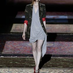 Vestido gris de Ana Locking primavera/verano 2017 en la Madrid Fashion Week