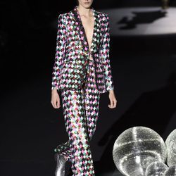 Traje de pantalón inspirado en la música disco de Teresa Helbig primavera/verano 2017 en Madrid Fashion Week