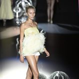 Top amarillo de plumas de Teresa Helbig primavera/verano 2017 en Madrid Fashion Week