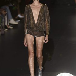 Blusa y shorts marrones con botas plateadas de Teresa Helbig primavera/verano 2017 en Madrid Fashion Week