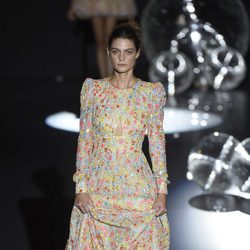 Vestido bordado de flores de colores de Teresa Helbig primavera/verano 2017 en Madrid Fashion Week