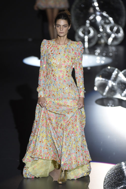 Vestido bordado de flores de colores de Teresa Helbig primavera/verano 2017 en Madrid Fashion Week