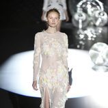 Vestido largo blanco transparente con plumas de Teresa Helbig primavera/verano 2017 en Madrid Fashion Week
