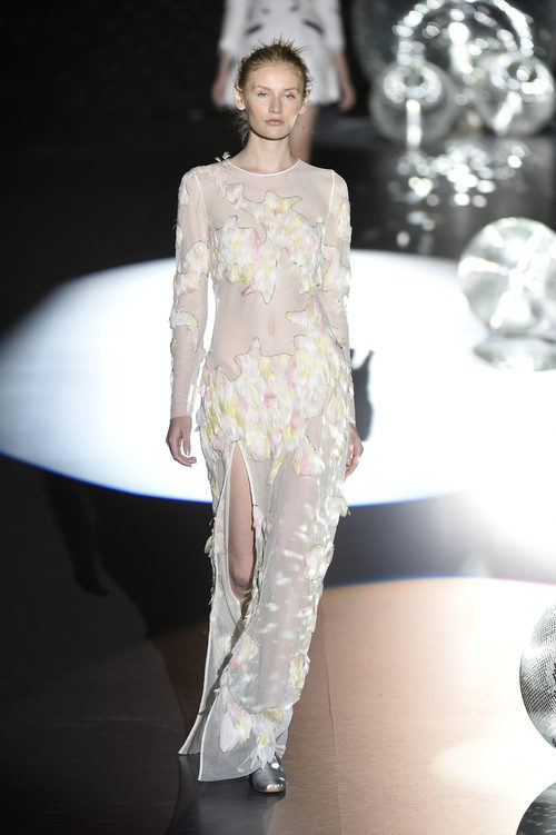 Vestido largo blanco transparente con plumas de Teresa Helbig primavera/verano 2017 en Madrid Fashion Week