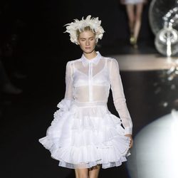 Vestido blanco corto con transparencias de Teresa Helbig primavera/verano 2017 en Madrid Fashion Week