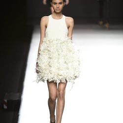 Vestido blanco corto con volumen en la zona inferior de Amaya Arzuaga primavera/verano 2017 Madrid Fashion Week