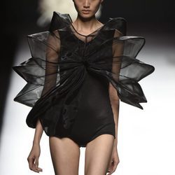 Vestido negro corto con mangas tridimensionales y transparentes de Amaya Arzuaga primavera/verano 2017 Madrid Fashion Week