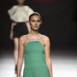 Vestido verde largo con tirantes de plástico de Amaya Arzuaga primavera/verano 2017 Madrid Fashion Week