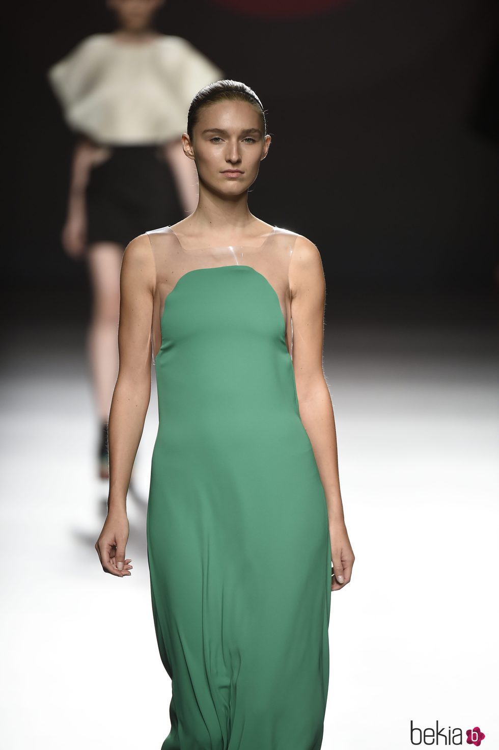 Vestido verde largo con tirantes de plástico de Amaya Arzuaga primavera/verano 2017 Madrid Fashion Week