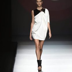 Vestido corto de color blanco con un detalle negro en la parte superior de Amaya Arzuaga primavera/verano 2017 Madrid Fashion Week