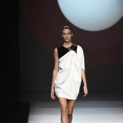 Vestido corto de color blanco con un detalle negro en la parte superior de Amaya Arzuaga primavera/verano 2017 Madrid Fashion Week