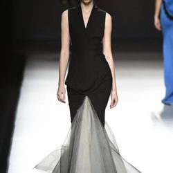 Vestido largo de color negro con volumen en la parte inferior de Amaya Arzuaga primavera/verano 2017 Madrid Fashion Week