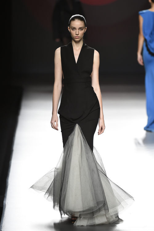 Vestido largo de color negro con volumen en la parte inferior de Amaya Arzuaga primavera/verano 2017 Madrid Fashion Week