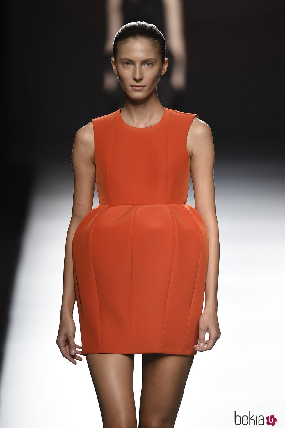 Vestido corto de color butano de Amaya Arzuaga primavera/verano 2017 Madrid Fashion Week