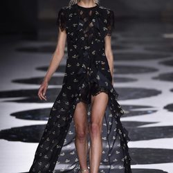 Vestido estampado de color negro con una abertura en la parte delantera de Ailanto primavera/verano 2017 Madrid Fashion Week