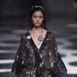 Vestido de color negro transparente estampado de Alianto primavera/verano 2017 Madrid Fashion Week