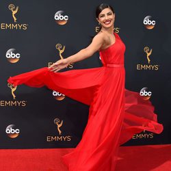 Priyanka Chopra posa en la alfombra roja de los Premios Emmy 2016