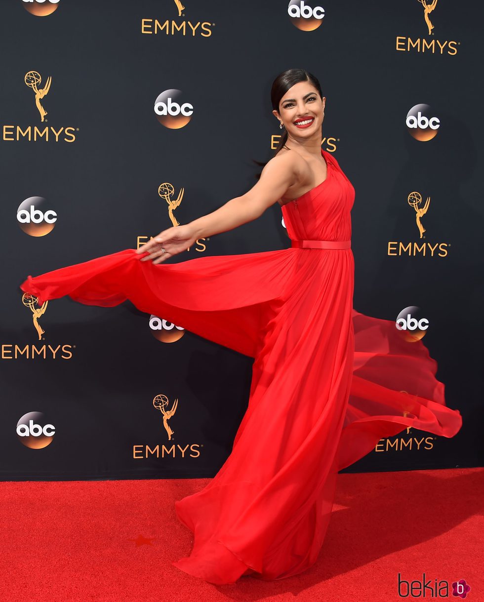 Priyanka Chopra posa en la alfombra roja de los Premios Emmy 2016