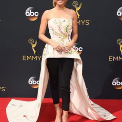 Sarah Hyland posando en la alfombra roja de los Premios Emmy 2016
