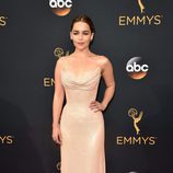 Emilia Clarke con un vestido de Versace en la alfombra roja de los Emmy 2016