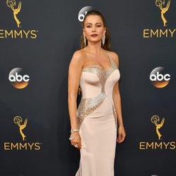 Sofía Vergara con traje de Versace en la alfombra roja de los Emmy 2016