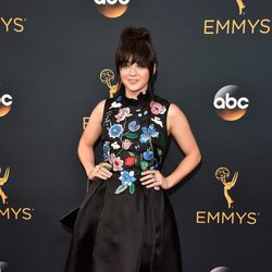 Maisie Williams con un vestido negro de flores en la alfombra roja de los Emmy 2016