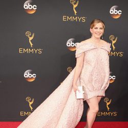 Anna Chlumsky con un vestido rosa cuarzo en los Emmy 2016