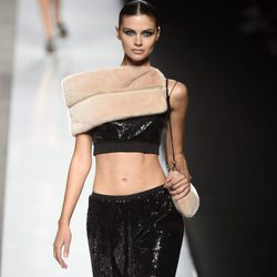 Falda y top de lentejuelas negro con visón de color crema de Felipe Varela colección primavera/verano 2017 en la Madrid Fashion Week