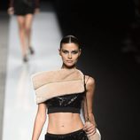 Falda y top de lentejuelas negro con visón de color crema de Felipe Varela colección primavera/verano 2017 en la Madrid Fashion Week