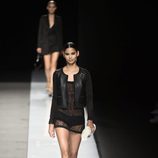 Vestido negro transparente de color negro con cazadora de cuero de Felipe Varela colección  primavera/verano 2017 en la Madrid Fashion Week