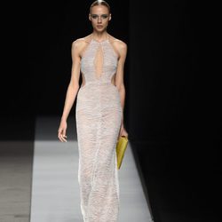 Vestido largo gris transparente con cartera amarilla y zapatos plateados de Felipe Varela colección primavera/verano 2017 en la Madrid Fashion Week
