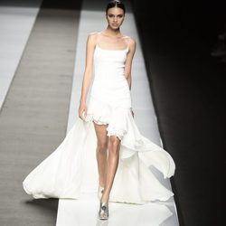Vestido blanco corto con cola de Felipe Varela colección primavera/verano 2017 en la Madrid Fashion Week