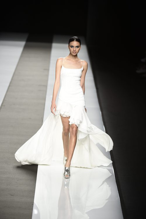 Vestido blanco corto con cola de Felipe Varela colección primavera/verano 2017 en la Madrid Fashion Week
