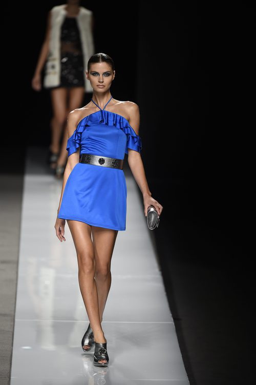 Vestido corto azul eléctrico con bolso, zapatos y cinturón plateados de Felipe Varela colección primavera/verano 2017 en la Madrid Fashion Week