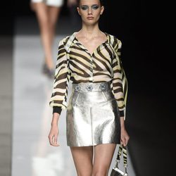Camisa con estampado de leopardo y falda plateada de Felipe Varela colección primavera/verano 2017 en la Madrid Fashion Week