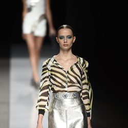 Camisa con estampado de leopardo y falda plateada de Felipe Varela colección primavera/verano 2017 en la Madrid Fashion Week