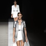Vestido corto blanco con chaqueta de manga corta plateada de Felipe Varela colección primavera/verano 2017 en la Madrid Fashion Week
