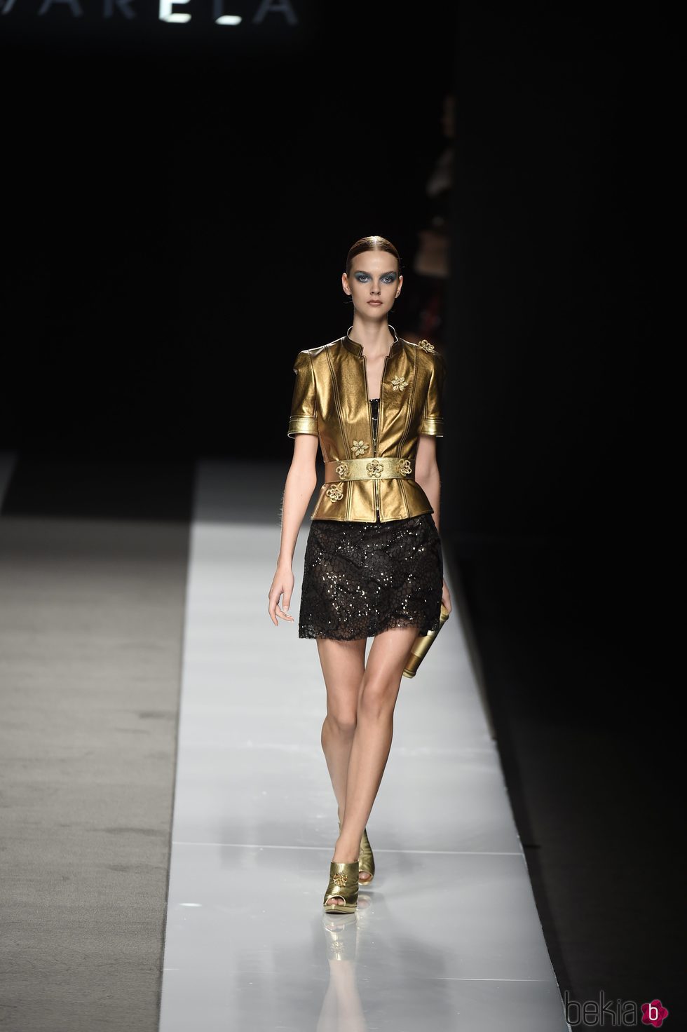 Camisa dorada con falda negra de Felipe Varela colección primavera/verano 2017 en la Madrid Fashion Week