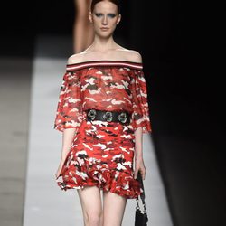 Vestido de camuflaje en tonos rojos de Felipe Varela en la colección primavera/verano 2017 en la Madrid Fashion Week