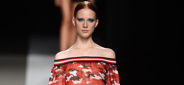 Vestido de camuflaje en tonos rojos de Felipe Varela en la colección primavera/verano 2017 en la Madrid Fashion Week