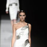 Vestido corto con detalles plateados de Felipe Varela colección primavera/verano 2017 en la Madrid Fashion Week