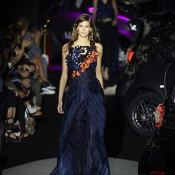 Vestido largo azul marino con flores naranjas de Alvarno colección primavera/verano 2017 para Madrid Fashion Week