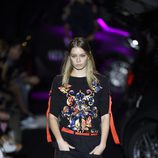 Conjunto te pantalón y camiseta negro y rojo con bordado de colores de Alvarno colección primavera/verano 2017 para Madrid Fashion Week