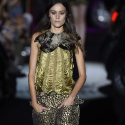 Conjunto de pantalón y top dorado animal print de Alvarno colección primavera/verano 2017 en Madrid Fashion Week