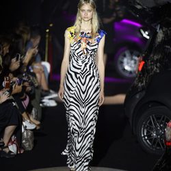 Vestido largo de animal print cebra de Alvarno colección primavera/verano 2017 para Madrid Fashion Week