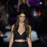 Conjunto de crop top y falda negra con flores bordadas de Alvarno colección primavera/verano 2017 para Madrid Fashion Week