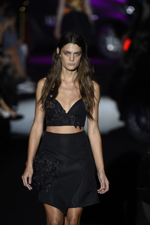 Conjunto de crop top y falda negra con flores bordadas de Alvarno colección primavera/verano 2017 para Madrid Fashion Week