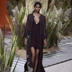 Vestido largo negro con chaqueta larga del mismo color de Jorge Vázquez para colección primavera/verano 2017 en la Madrid Fashion Week