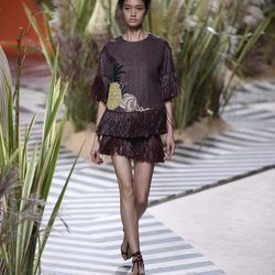Vestido marrón corto con flecos en la parte inferior y dibujos de Jorge Vázquez colección primavera/verano 2017 en la Madrid Fashion Week